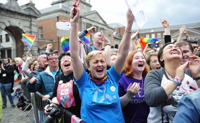 Irlandeses comemoram nas ruas a aprovação do casamento gay