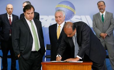 Brasília - Governador Luiz Fernando Pezão durante cerimônia de assinatura de decreto de intervenção Federal no estado do Rio de Janeiro, no Palácio do Planalto (Beto Barata/PR)