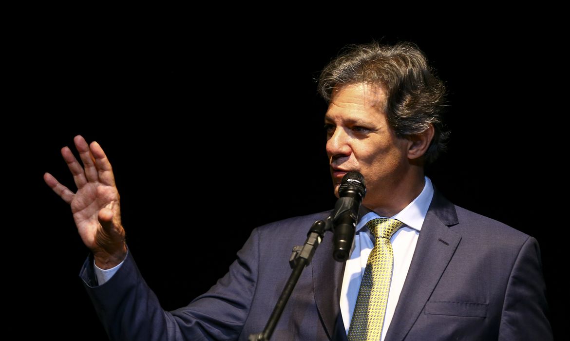 O ministro da Fazenda, Fernando Haddad, assume o cargo em cerimônia no Centro Cultural Banco do Brasil (CCBB).