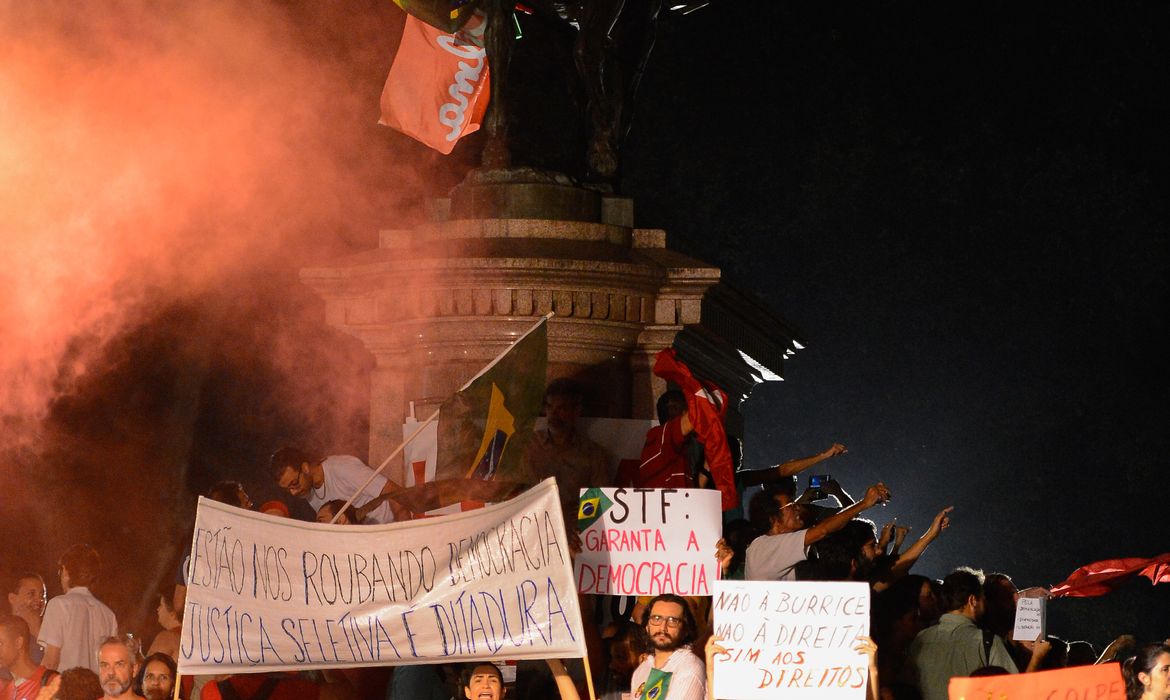 Rio de Janeiro - Manifestantes fazem ato contra o processo de impeachment da presidenta Dilma Rousseff e em apoio ao ex-presidente Lula na Praça XV, centro da cidade (Fernando Frazão/Agência Brasil)