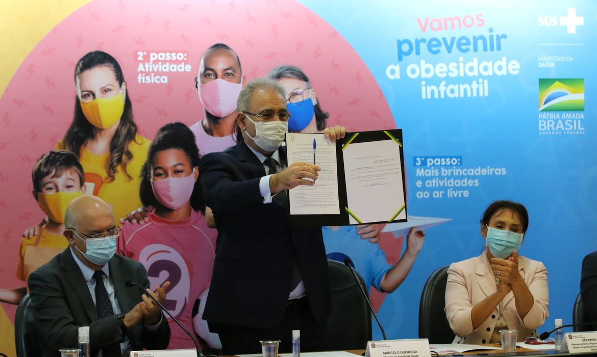 Os ministros da Educação, Milton Ribeiro  da Saúde, Marcelo Queiroga, e a representante da OPAS/OMS, Socorro Gross, durante o lançamento da Campanha Nacional para Prevenção da Obesidade Infantil