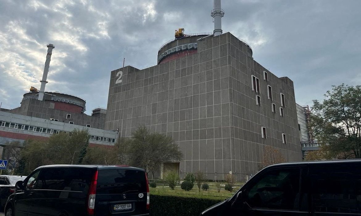  O último bloco de reator em funcionamento da usina nuclear de Zaporizhzhia foi desconectado da rede ucraniana depois que bombardeio russo interrompeu as linhas de energia nesta segunda-feira, disse a Energoatom, da Ucrânia.