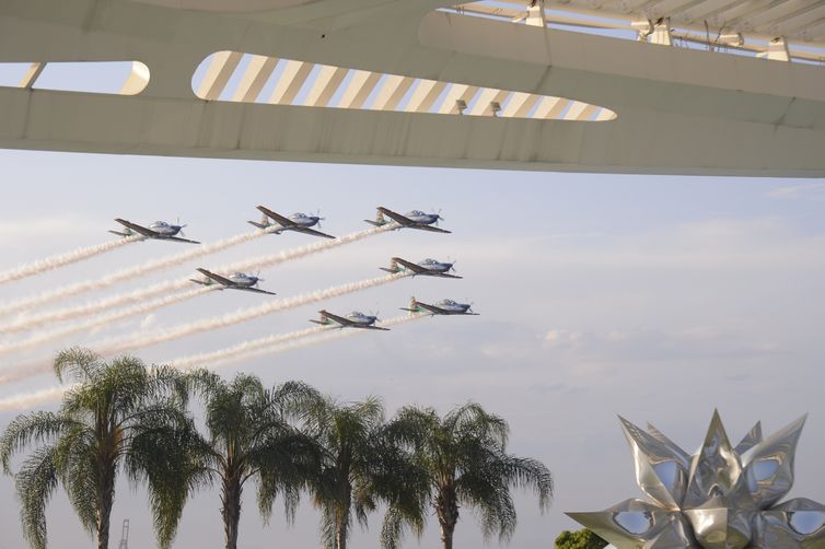 Força Aérea Brasileira (FAB) realiza concerto em homenagem ao Dia do Aviador e Dia da FAB no Museu do Amanhã.