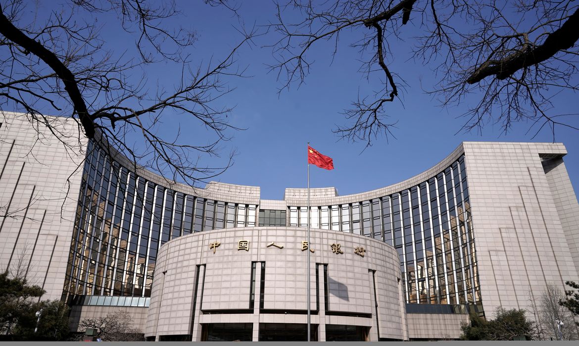 A sede do Banco Popular da China, o banco central, é retratada em Pequim, na China, quando o país é atingido por um surto do novo coronavírus, em 3 de fevereiro de 2020. REUTERS / Jason Lee