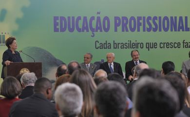 Presidenta Dilma Rousseff anuncia  a segunda etapa do Pronatec, que vai ofertar 12 milhões de vagas em 220 cursos técnicos de nível médio e em 646 cursos de qualificação, a partir de 2015 (Antonio Cruz/Agência Brasil)