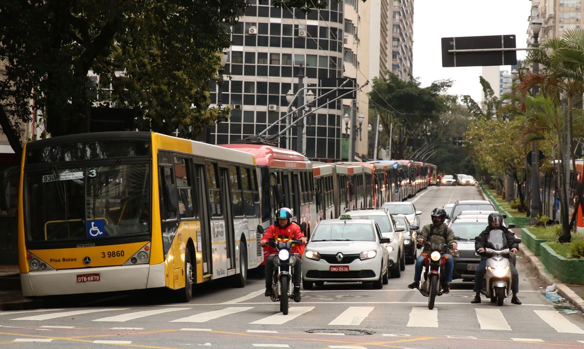  Ônibus estacionados no viaduto Nove de Julho, durante a paralisação dos motoristas e cobradores de ônibus na capital paulista