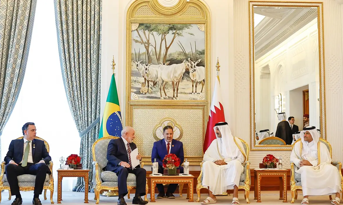 30.11.2023 - Presidente da República, Luiz Inácio Lula da Silva, durante reunião ampliada com o Emir do Catar, Tamim bin Hamad al-Thani.Amiri Diwan, Doha - Catar.Foto: Ricardo Stuckert / PR