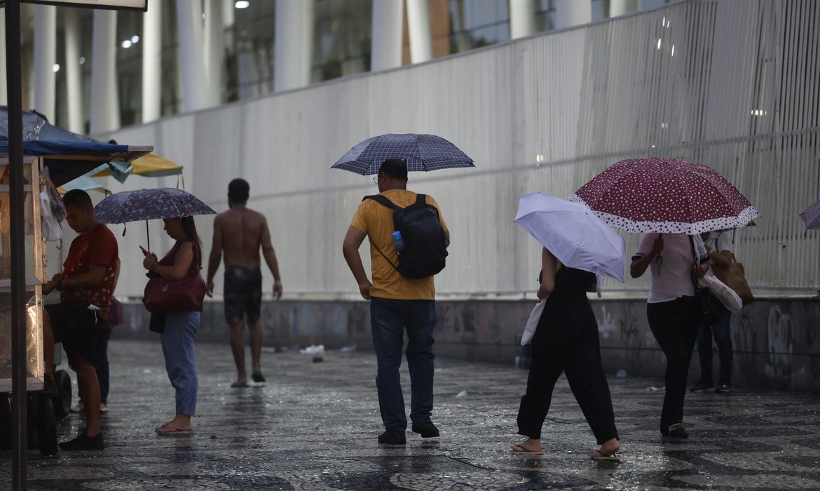 Rio de Janeiro (RJ) 29/01/2025 – Chegada de chuvas faz Defesa Civil enviar alerta extremo na cidade pela primeira vez. Pedestres com guarda-chuvas no Centro. Foto: Fernando Frazão/Agência Brasil