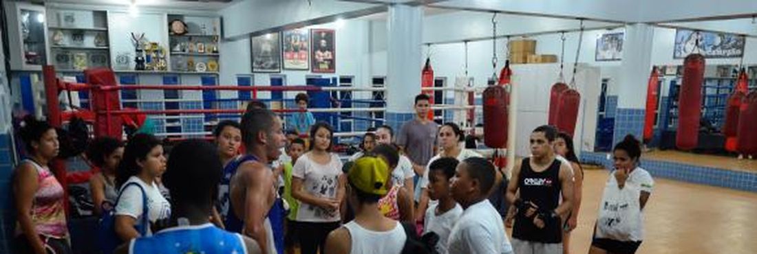 Aulas de boxe na ONG Luta pela Paz, que com apoio do COB está capacitando professores de modalidades olímpicas de combate e capoeira que atuam em áreas afetadas pela violência