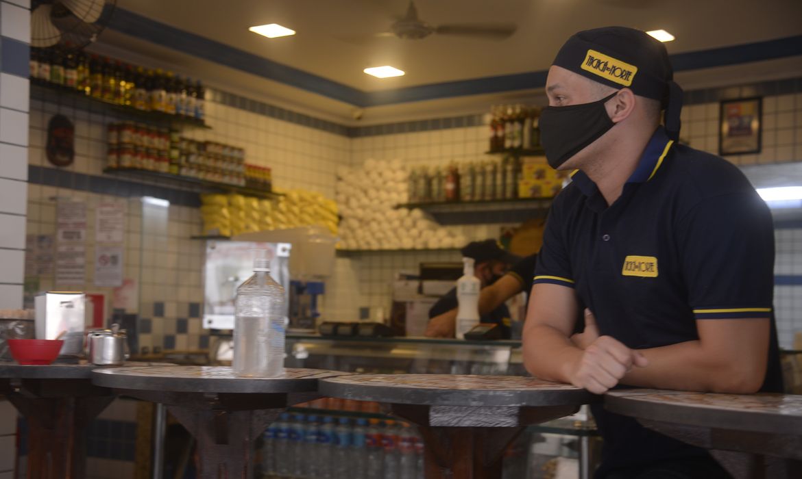 Lanchonetes, bares e restaurantes do Rio de Janeiro reabrem  com restrição de horário, lotação e distância entre mesas.