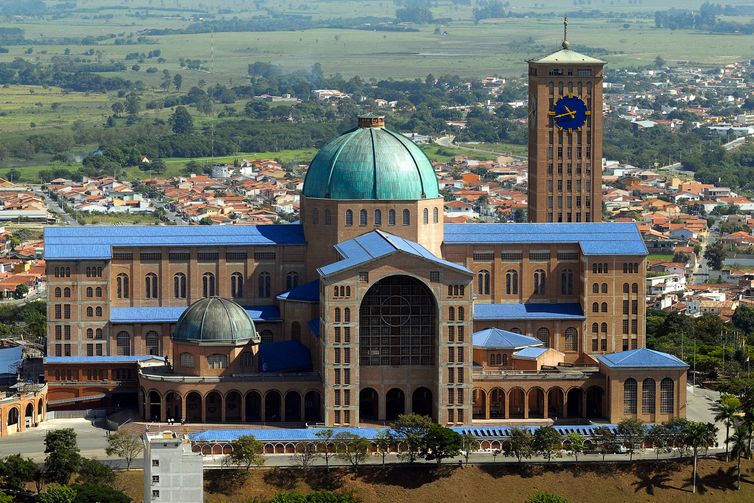 Santuário de Aparecida terá missas, consagração e procissão no feriado
