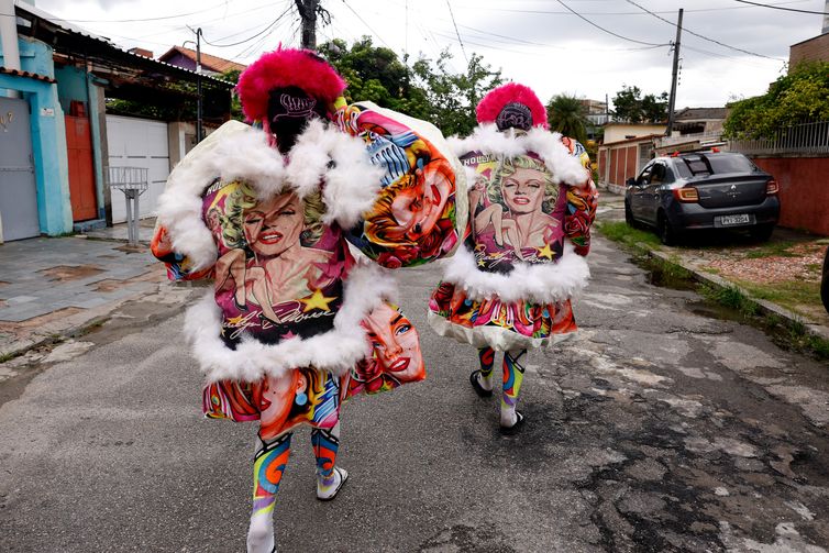 Rio de Janeiro (RJ), 06/02/2026 - Turma de bate-bola feminino, Brilhetes de Anchieta, se prepara para o carnaval 2026, em Anchieta, zona norte da cidade.  Foto: Tânia Rêgo/Agência Brasil