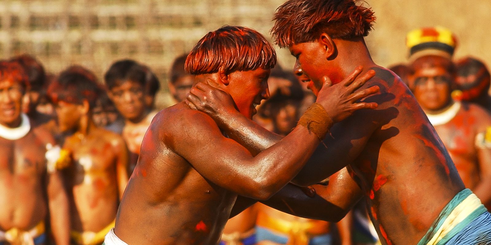 Agência Brasil 30 Anos - Índios lutam a tradicional Huka- huka durante a festa do Quarup, na aldeia dos Yaualapiti