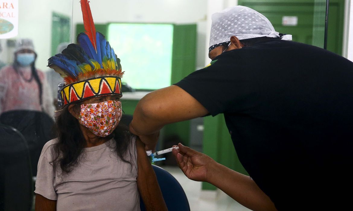 Vacinação na aldeia indígena Umariaçu, próximo a Tabatinga, Amazonas.