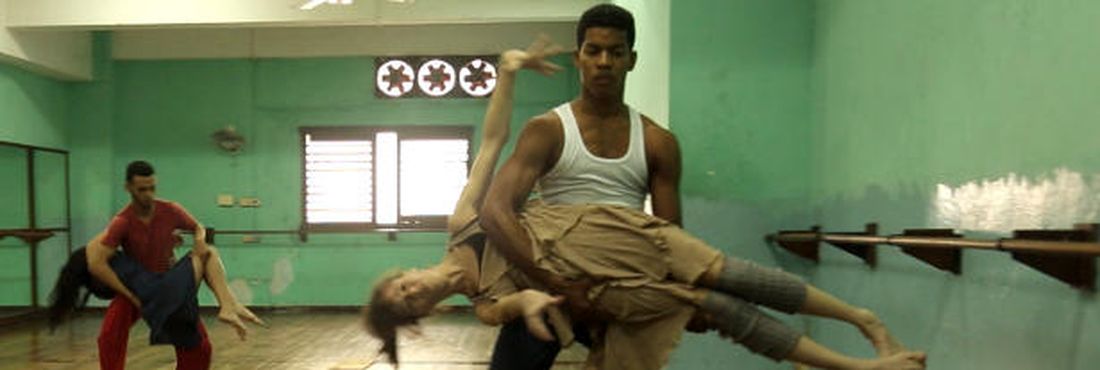 Ensaio da bailarina Yanel, em Cuba.