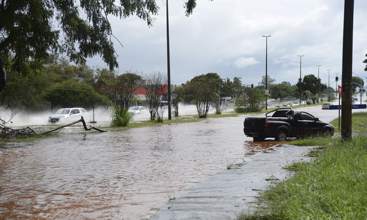 Brasília - Fortes chuvas inundam tesourinhas e viadutos pela cidade, causando transtornos e acidentes (José Cruz/Agência Brasil)