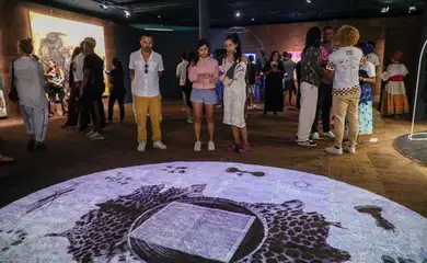 Rio de Janeiro (RJ), 06/06/2025 - “Escravo de Jó”, obra audiovisual de Aline Motta, recupera a cultura rítmica e circular bantu, a partir da cantiga infantil de mesmo nome, na Mostra no Museu de Arte do Rio - MAR. Foto: Bruno Itan/Divulgação