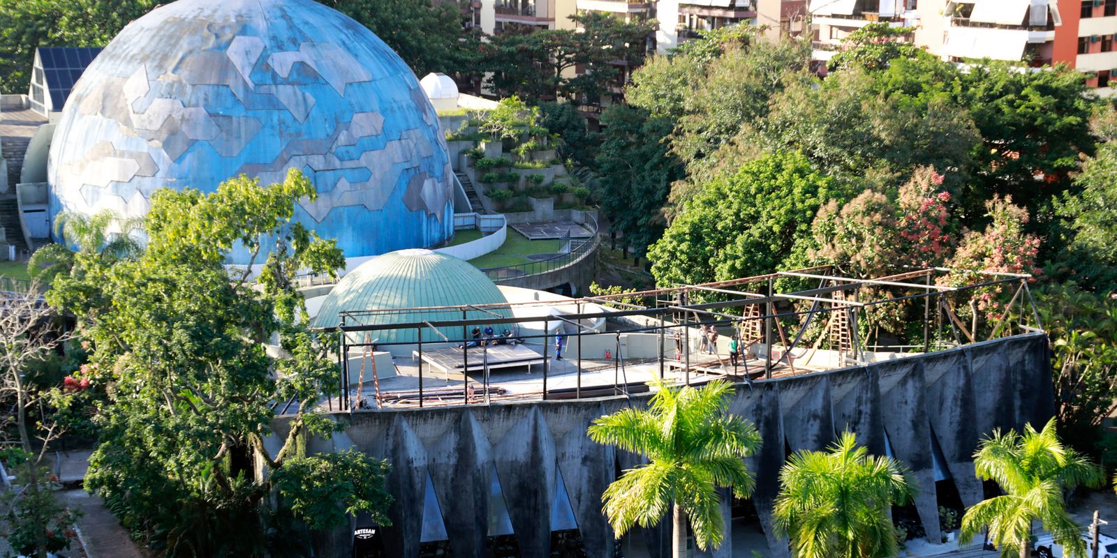 Bia Hetzel Apresenta Novas Obras para Promover a Consciência Ambiental no Rio de Janeiro