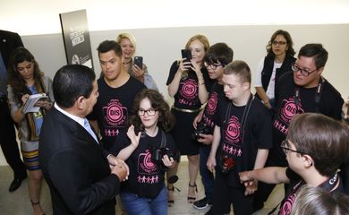 O vice-presidente da República, Hamilton Mourão, na exposição em comemoração ao Dia Internacional da Síndrome de Down, no Palácio do Planalto.