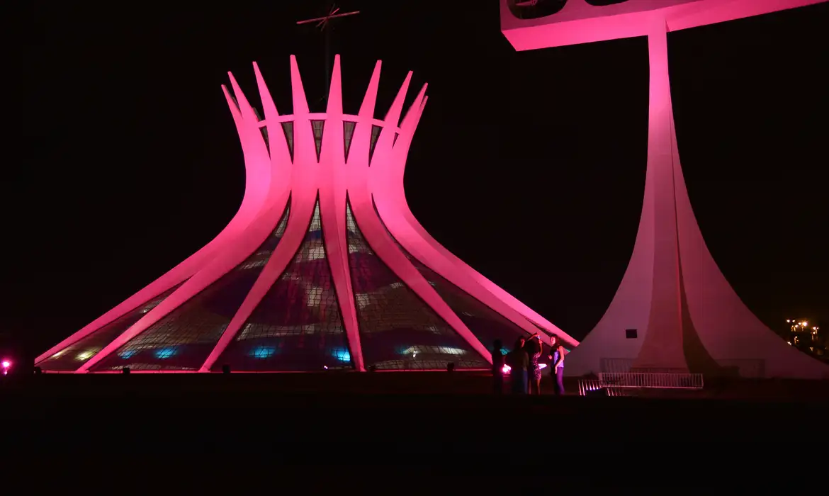 Monumentos de Brasília iluminados de rosa para a campanha Outubro Rosa. Movimento mundial de conscientização sobre a importância da detecção precoce do câncer de mama (Valter Campanato/Agência Brasil)