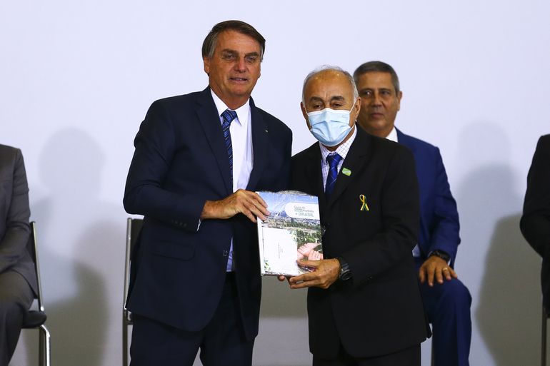 O presidente Jair Bolsonaro e o prefeito de Rio Branco, Tião Bocalom, durante o lançamento da Agenda Prefeito + Brasil, no Palácio do Planalto.