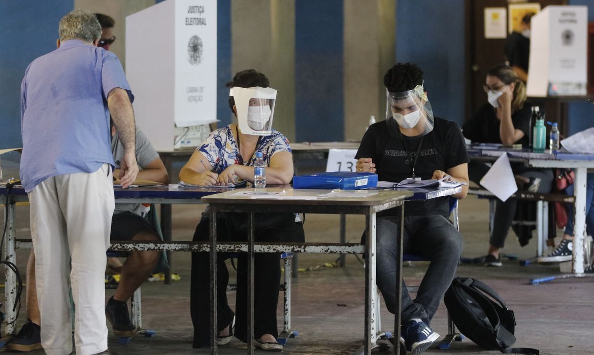 Movimentação de eleitores no CIEP do Humaíta,  4ª zona eleitoral no Rio de Janeiro
