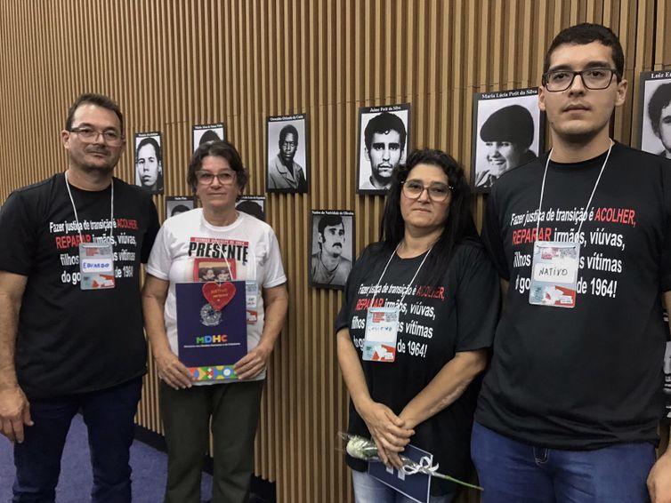 Brasília (DF), 06/12/2025 - Cerimônia de entrega certidões de óbito retificadas a familiares de mortos e desaparecidos na ditadura, durante o II Encontro Nacional de Familiares de Pessoas Mortas e Desaparecidas Políticas (II ENAFAM). 
Foto: Luiz Cláudio/Agência Brasil