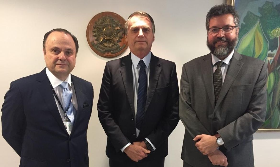 O presidente Jair Bolsonaro, recebe o embaixador Mário Vilalva, indicado pelo Chanceler Ernesto Araújo para o cargo de Presidente da Agência de Promoção de Exportações e Investimentos (APEX)