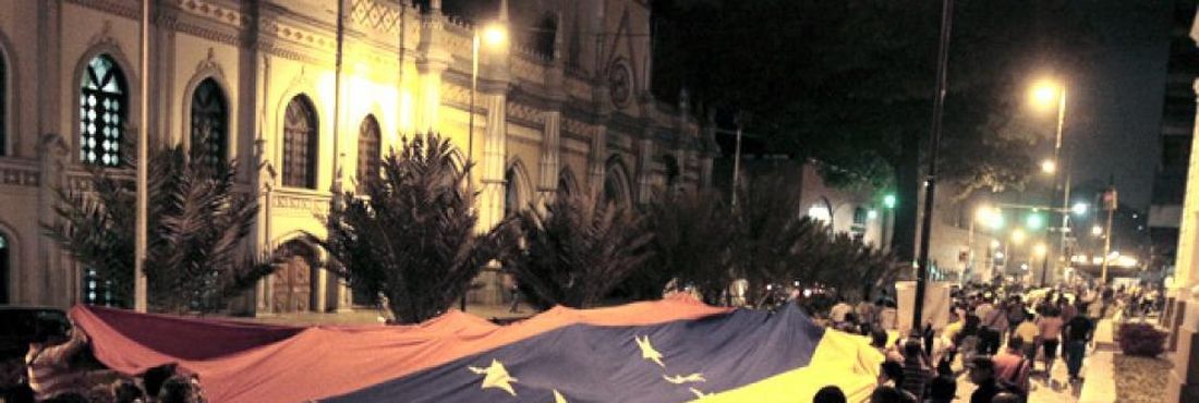 Venezuelanos saem ás ruas para homenagear o presidente Hugo Chávez após sua morte nesta terça-feira (05)