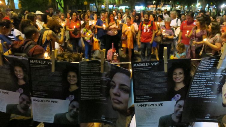 Rio de Janeiro - O ato Luzes para Marielle e Anderson reúne manifestantes no Largo do Machado. O público compareceu segurando velas e lanternas (Vladimir Platonow/Agência Brasil)