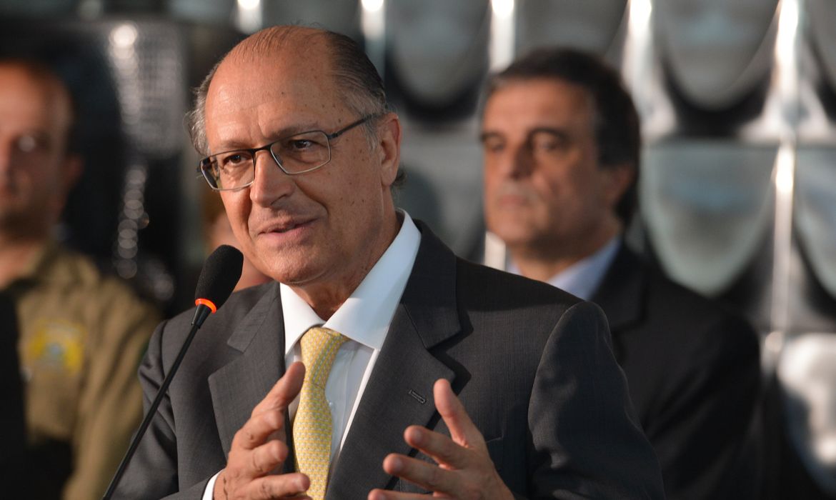 O governador de São Paulo, Geraldo Alckmin, fala à imprensa após reunião com ministro da Justiça, José Eduardo Cardozo, sobre segurança pública para Região Sudeste (Valter Campanato/Agência Brasil)