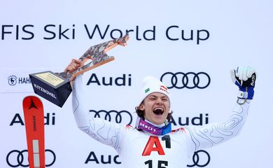 Alpine Skiing - FIS Alpine Ski World Cup - Men's Slalom - Kitzbuehel, Austria - January 26, 2025 Brazil's Lucas pinheiro Braathen celebrates with the trophy on the podium after finishing third in the Men's Slalom Reuters/Lisi Niesner/Proibida reprodução