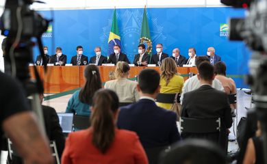 Presidente da República, Jair Bolsonaro e ministros de estado, participam de coletiva de imprensa no palácio do Planalto