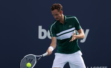 Daniil Medvedev durante partida contra Frances Tiafoe no Aberto de Miami - tênis - tenista