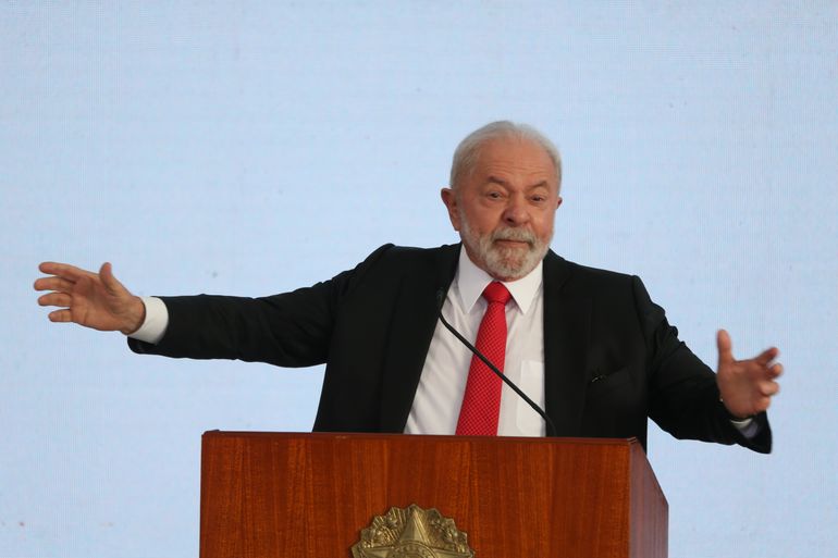 O presidente Luiz Inácio Lula da Silva sanciona lei que considerar os agentes de combate às endemias como profissionais de saúde,