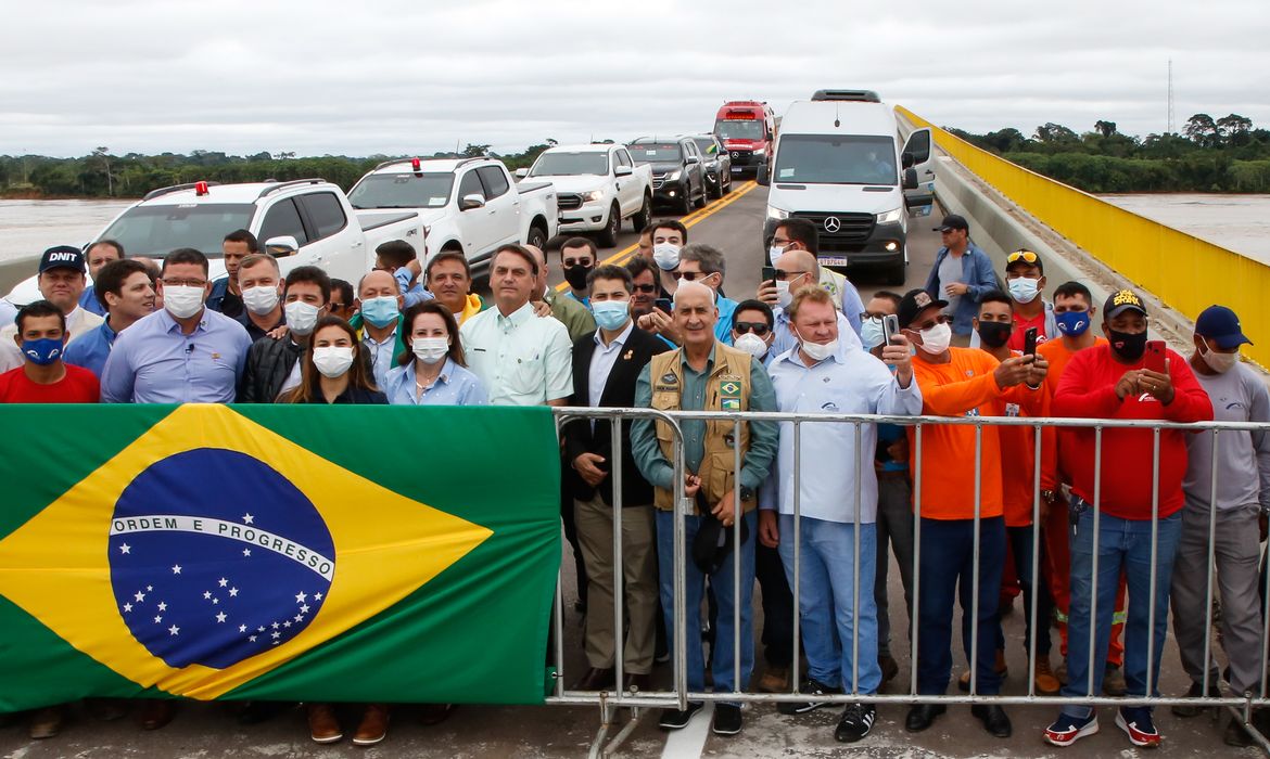  Presidente da República, Jair Bolsonaro posa para fotografia com funcionários da obra e autoridades locais.
