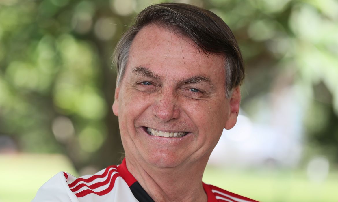 O presidente da República Jair Bolsonaro conversa com a imprensa no Palácio da Alvorada