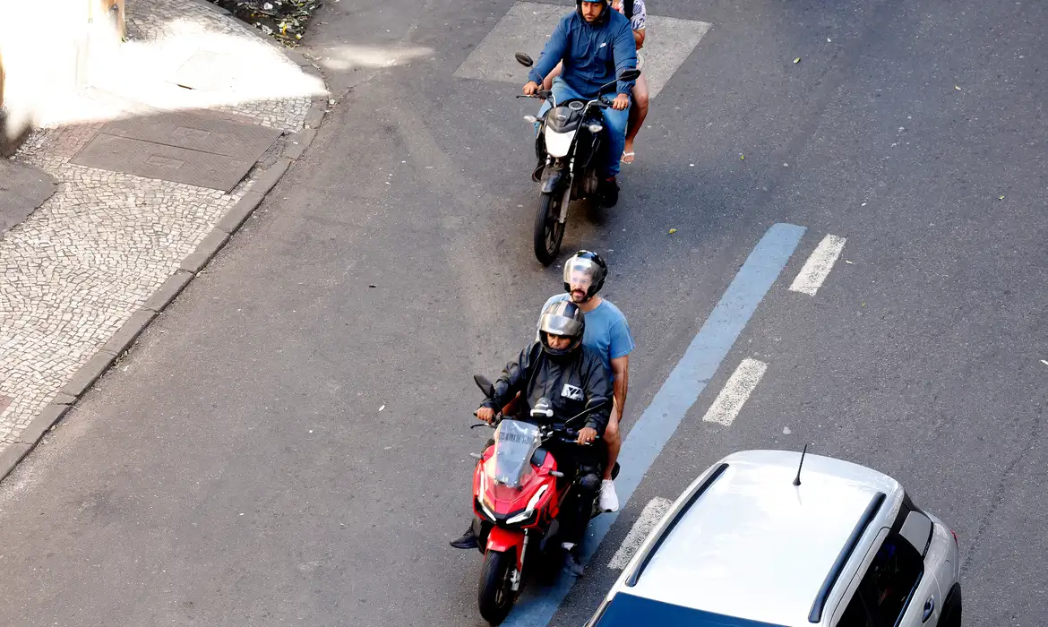 Tânia Rêgo/Agência Brasil Rio de Janeiro (RJ), 30/07/2025 - Motociclistas de aplicativos transitam pelas ruas do centro do Rio. Foto: Tânia Rêgo/Agência Brasil