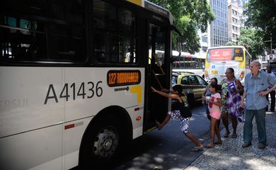 Os cariocas pagam a partir de hoje (03), 13,3% a mais no preço das passagens dos ônibus municipais, o que elevou o preço do bilhete de R$ 3 para R$ 3,4. 