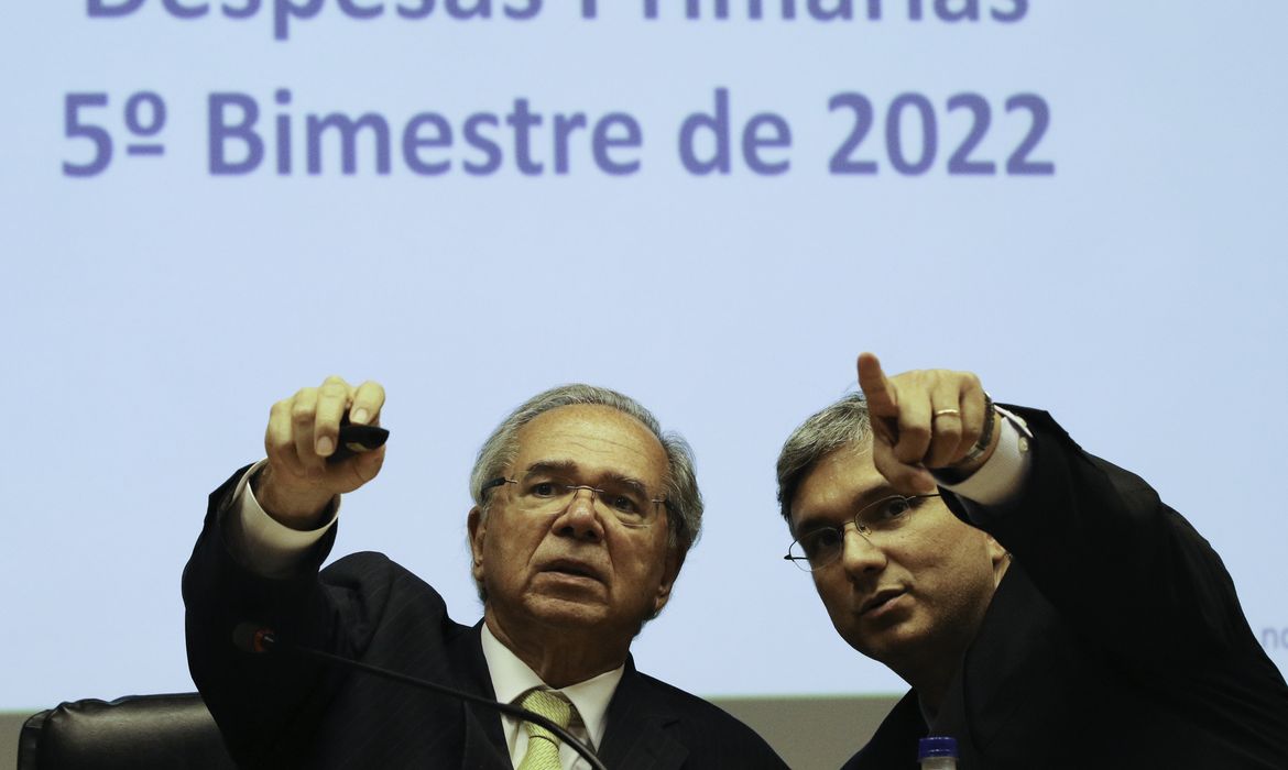 O ministro da Economia, Paulo Guedes, o secretário especial do Tesouro e Orçamento, Esteves Colnago, comentam o Relatório de Avaliação de Receitas e Despesas Primárias do 5º Bimestre de 2022.