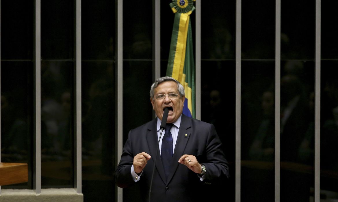 Brasília - Deputado Benito Gama (PTB/BA) durante discussão do processo de impeachment de Dilma, no plenário da Câmara (Wilson Dias/Agência Brasil)