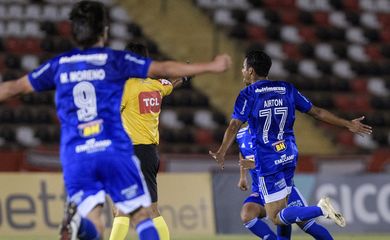 Atacante Airton, de cabeça, marcou o primeiro gol do Cruzeiro
