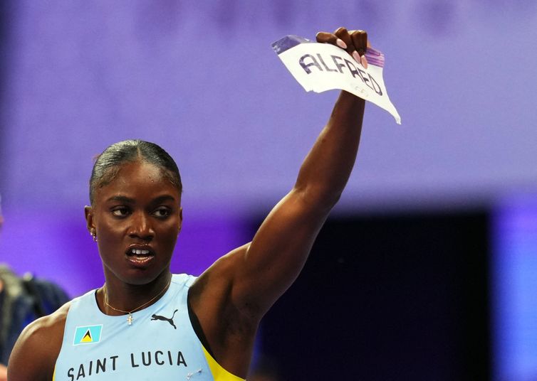 Paris 2024 Olympics - Athletics - Women&#039;s 100m Final - Stade de France, Saint-Denis, France - August 03, 2024. Julien Alfred of Saint Lucia reacts after winning gold. REUTERS/Aleksandra Szmigiel