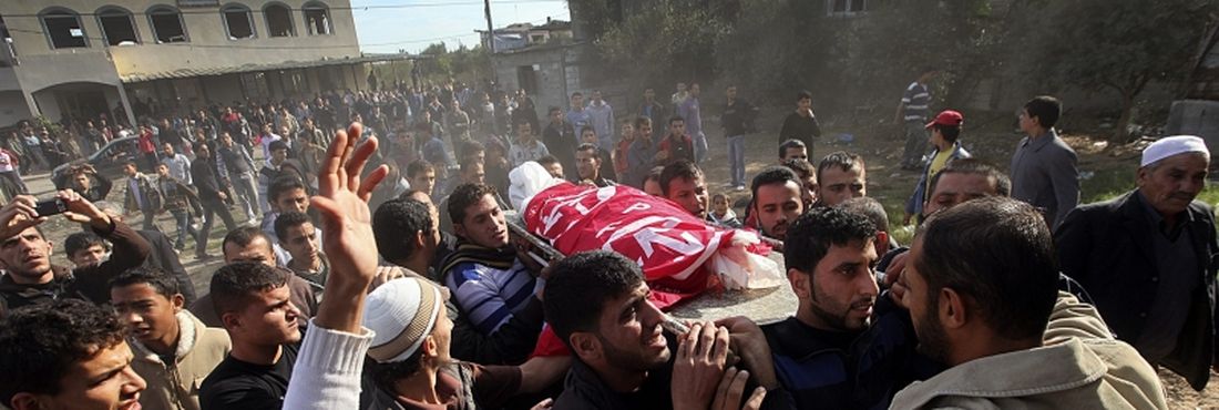 Beit Hanun - Palestinos carregam corpo do garoto, Audi Naser, 10 anos, durante funeral dele, em Beit Hanun, no Norte da Faixa de Gaza