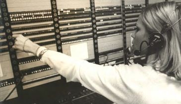 Telefonista trabalhando em central no ano de 1970