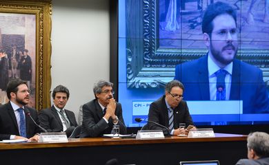 Brasilia - O presidente deputado Hugo Motta, o relator deputado Luiz Sergio e o vice presidente deputado Felix Mendonça da CPI da Petrobras, durante a leitura do relatório (Valter Campanato/Agência Brasil)
