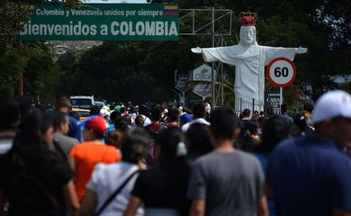 Milhares de venezuelanos cruzam a fronteira com a Colômbia para comprar bens de consumo que estão escassos na Venezuela