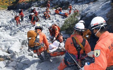 Pessoas são resgatadas de áreas próximas ao Monte Ontake, no Japão (Lusa/Direitos Reservados)
