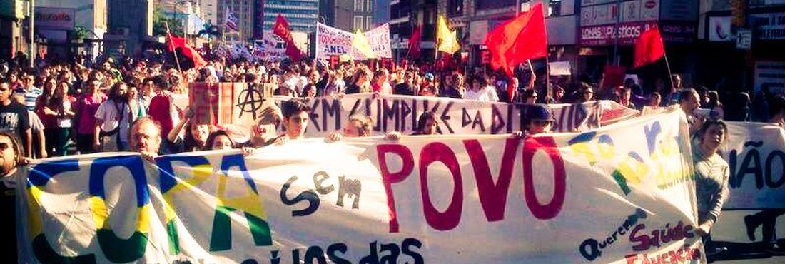 Cerca de 2 mil pessoas estão nas ruas de Porto Alegre. Manifestantes saíram da Prefeitura e foram para o Largo Zumbi dos Palmares