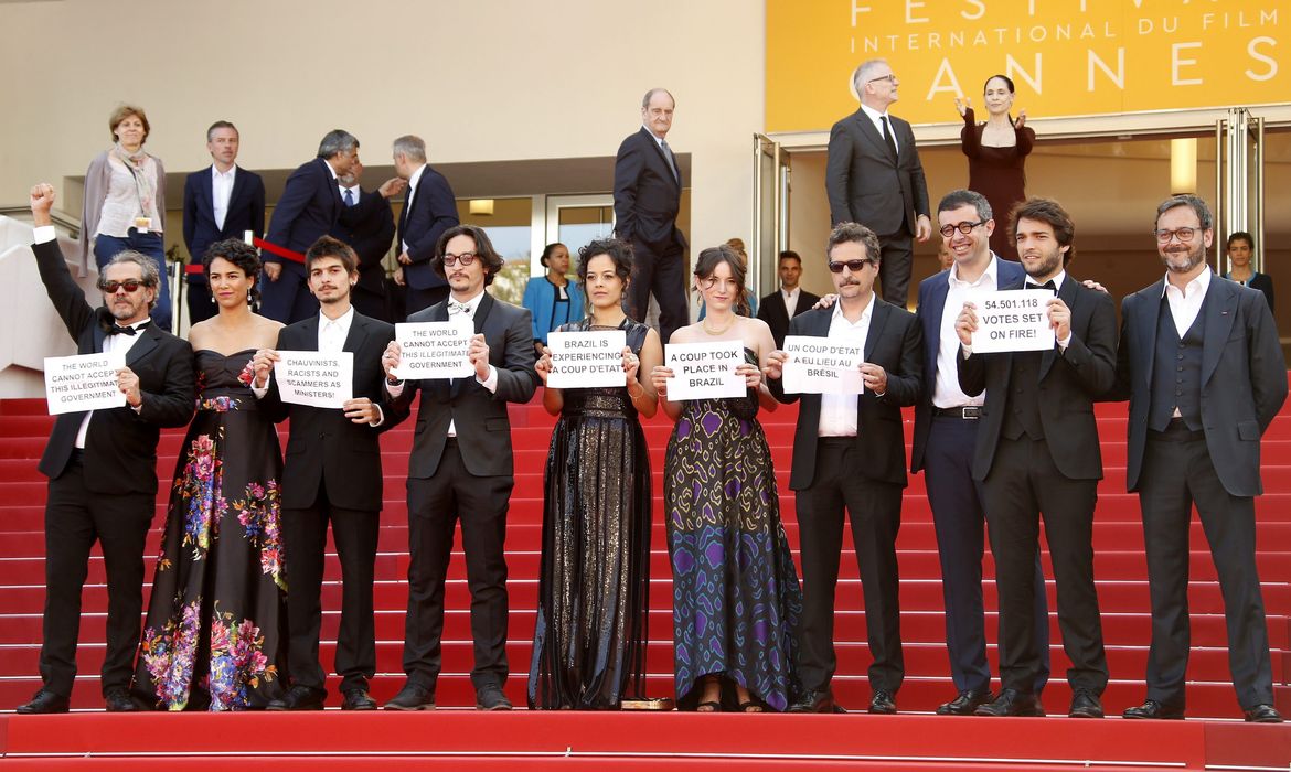 Equipe do filme Aquarius, dirigido pelo brasileiro Kleber Mendonça Filho, protestam no tapete vermelho do Festival de Cinema de Cannes